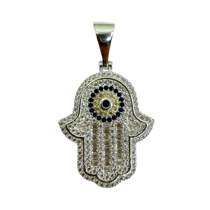 Fatima Hand Anhänger im iced out Design ist aus hochwertigem 925 Silber gefertigt und mit glitzernden Zirkonia veredelt. Die symbolträchtige Hamsa-Hand steht für Schutz und Stärke – ein glänzender Begleiter für deine Halskette im Streetstyle Look.