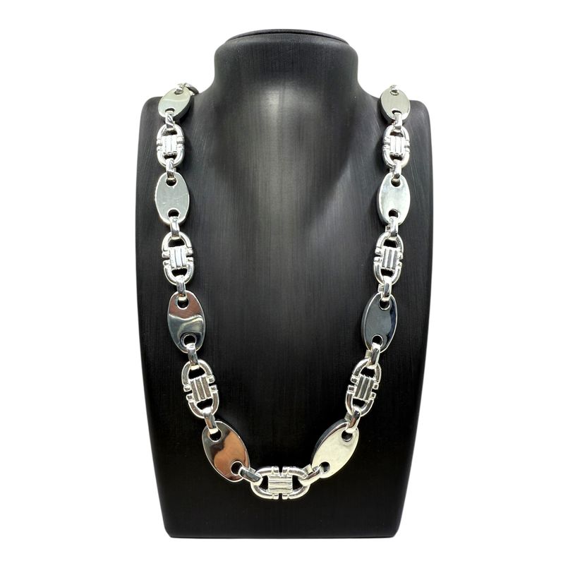 Plattenkette Massiv aus 925 Silber mit diamantierten Kanten und einer hochglanzpolierten Oberfläche, die 17 mm breit ist. Die Plattenkette ist immer das passende Accessoire für den modebewussten Mann, dank ihres maskulinem und edlen Designs. Die Kette kann auch als schönes Geschenk zu Weihnachten,&nbs