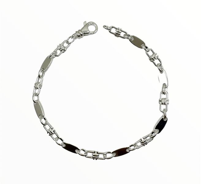 Entdecken Sie exklusives Handwerk bei Silber-Paradies.com – unser 5 mm breites Plattenketten-Armband aus 925er Sterlingsilber.
Dieses elegante Schmuckstück kombiniert zeitlose Eleganz mit modernem Design, perfekt für jeden Anlass. Jedes Glied reflektierte das Licht auf eine Weise, die Schönheit und Qualität unseres Silbers hervorhob. Ein Must-Have für Liebhaber feiner Silberschmuckstücke.