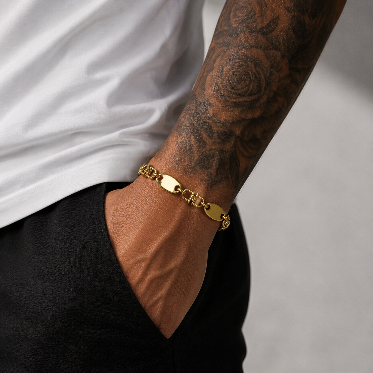 Das 10 mm Plattenkette Armband steht für einen kraftvollen, luxuriösen Look. Gefertigt 