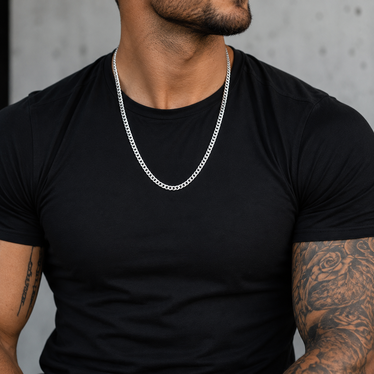 Unsere 6.5 mm Cuban Link Kette ist das perfekte Accessoire für alle, die Wert auf Stil, Qualität und Langlebigkeit legen. Hergestellt aus hochwertigem 925 SILBER, bietet diese Kette nicht nur ein edles Erscheinungsbild, sondern auch eine robuste Verarbeitung, die für den täglichen Gebrauch geeignet ist.