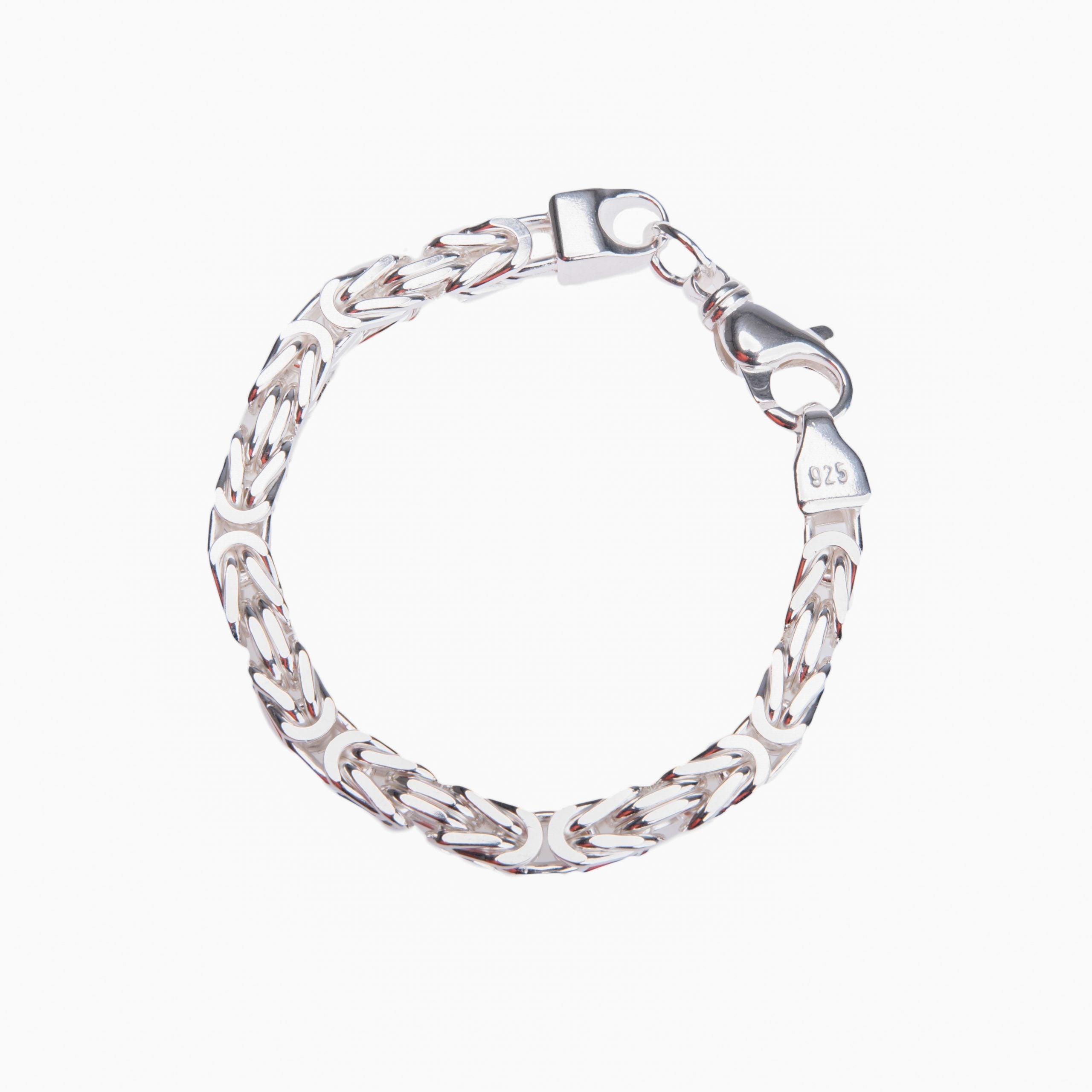 Armband Königsketten Armband 8mm 925 Sterling Silber ist eine sehr schönes Armband mit jedem Outfit zu tragen, gut gemacht und schweres Gewicht, die Königsketten Armband ist eine gutes Armband. Die massive 8mm Königsketten Armband sitzt sehr schön am Handgelenk (quadratisch) und ist aus echtem 925er Silber gefertigt, hat diamantgeschliffene Kanten und eine hochglanzpolierte Oberfläche. Ein Armband ist immer das richtige Accessoire. Diese Kette ist auch eine gute Wahl für Weihnachten, Ostern, Jubiläe