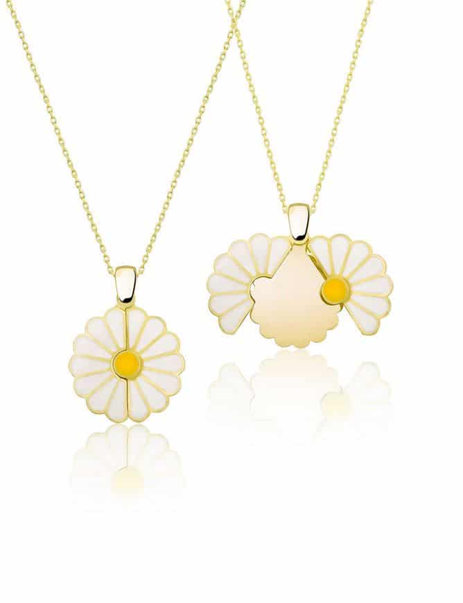 Die&nbsp;Halskette Daisy aus 925er Sterlingsilber wird dich bezaubern! Dieses zarte Schmuckstück mit einem zierlichen Gänseblümchen-Anhänger symbolisiert Unschuld, Reinheit und natürliche Schönheit. Die sorgfältige Verarbeitung hebt die liebevollen Details der Blütenblätter perfekt hervor, während das edle Sterling Silber für einen eleganten Glanz sorgt. Die Kette ist leicht und angenehm zu tragen, wodurch sie sich sowohl für den Alltag als auch für besondere Anlässe eignet. Sie ist in Silber,