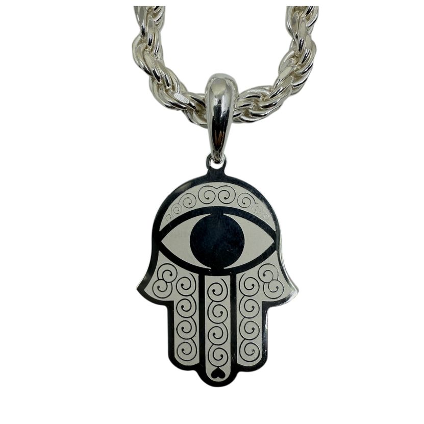 Fatima Hand Anhänger aus 925 Sterling Silber, hochglanzpoliert

Hamsa Hand Silber Anhänger 925, massiv, italienische Herstellung

🔹 Detailaufnahme

Detailansicht Fatima Hand Anhänger aus massivem 925 Silber

Hochglanzpolierter Fatima Hand Anhänger 925 Silber, Stärke 2,2 mm