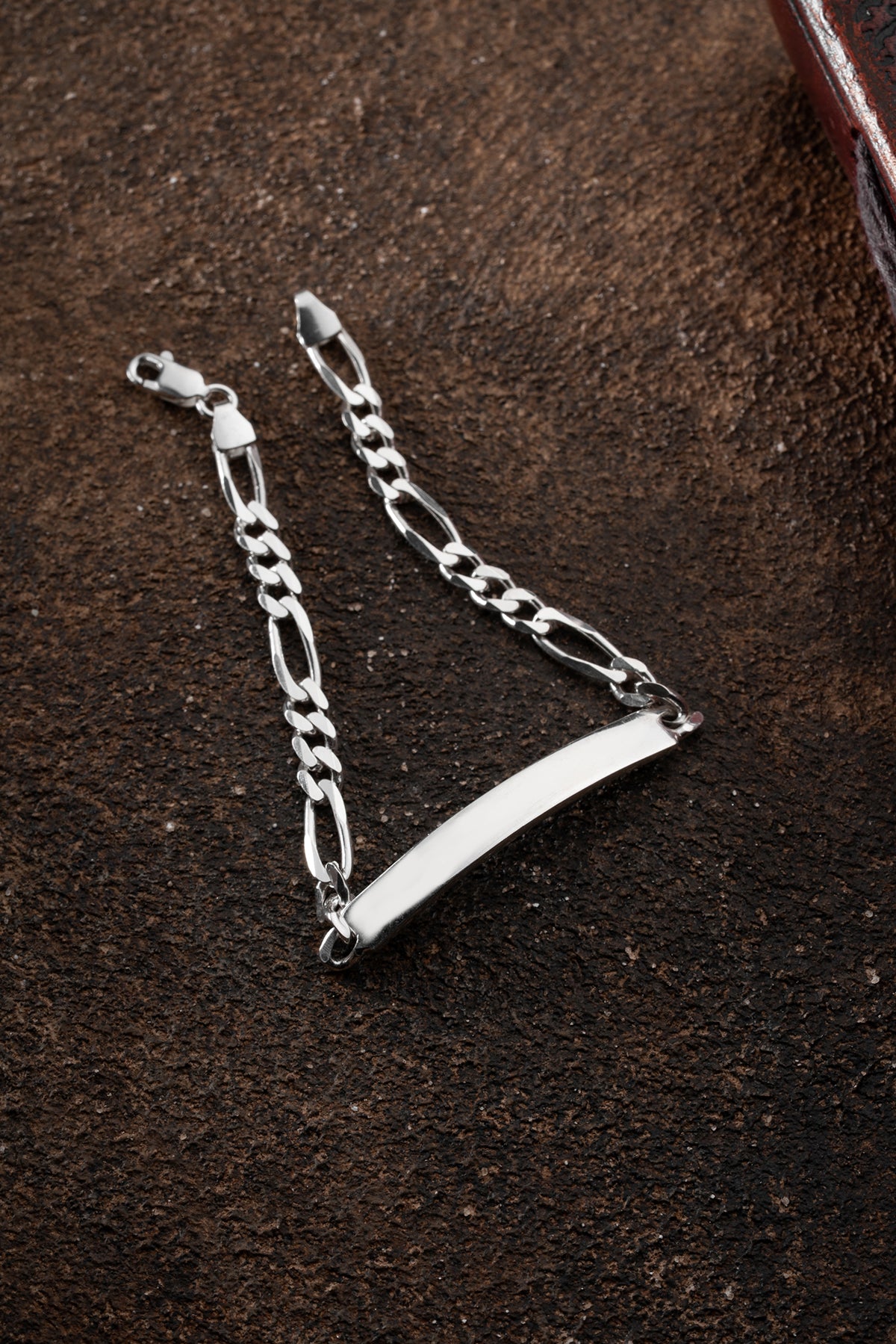 Exklusives Armband aus echtem 925er Sterlingsilber mit Gravurplatte – individuell gestaltbar durch eine kostenlose Gravur (z. B. Name, Datum oder persönliche Botschaft). Das Armband überzeugt mit eleganten Endeinfassungen sowie einem hochwertigen Karabinerverschluss in Juweliersqualität. Eine Gravur auf beiden Seiten ist möglich; die erste Gravur ist gratis. Das Schmuckstück eignet sich sowohl für Damen als auch Herren und ist in den Längen 19 cm und 21 cm erhältlich.