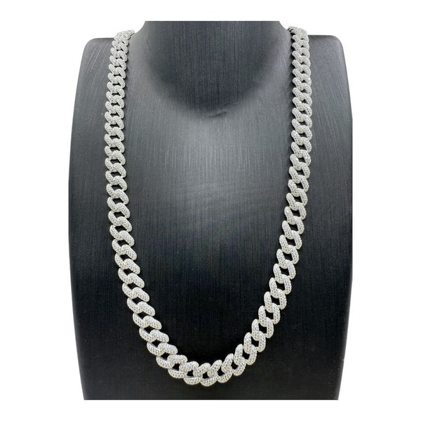 Das 925er Silber&nbsp;Iced Out Cuban&nbsp;Link kette&nbsp;aus Italien mit Zirkonia Steinbesatz ist ein herausragendes Schmuckstück, das exklusiv aus echtem&nbsp;925 Sterling Silber&nbsp;gefertigt wurde. Jedes Detail wurde sorgfältig handgearbeitet und authentifiziert durch den Stempel '925', was für höchste Qualität steht. Die makellos hochglanzpolierte Oberfläche ist kunstvoll mit funkelnden Zirkonia Steinen veredelt, was jedem Kette seine Einzigartigkeit verleiht.