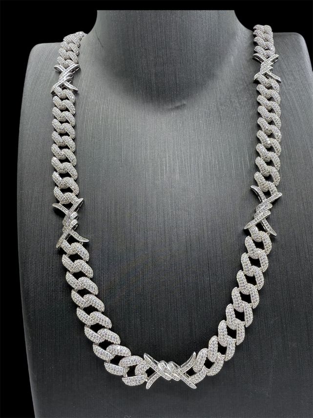 Silber Kette Texas&nbsp; ist aus 925er Sterlingsilber gefertigt, das sowohl für seine Reinheit als auch für seine Langlebigkeit geschätzt wird. Jedes Glied der Kette ist sorgfältig gearbeitet, um eine nahtlose und elegante Erscheinung zu gewährleisten, die typisch für das Cuban Link Design ist.