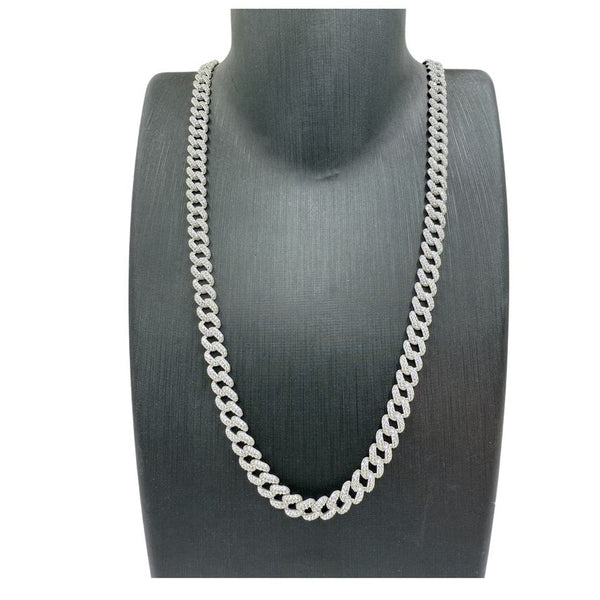 Das 925er Silber Iced Out Cuban Link kette&nbsp;aus Italien mit Zirkonia Steinbesatz ist ein herausragendes Schmuckstück, das exklusiv aus echtem 925 Sterling Silber gefertigt wurde. Jedes Detail wurde sorgfältig handgearbeitet und authentifiziert durch den Stempel '925', was für höchste Qualität steht. Die makellos hochglanzpolierte Oberfläche ist kunstvoll mit funkelnden Zirkonia Steinen veredelt, was jedem Kette seine Einzigartigkeit verleiht.