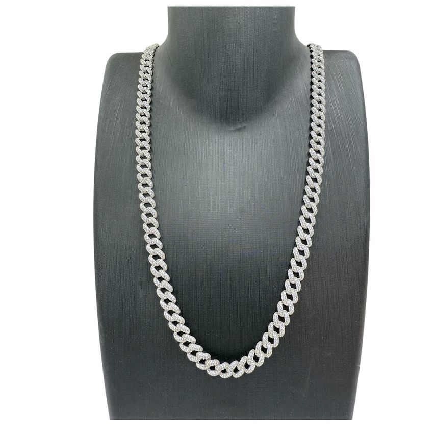 Das 925er Silber Iced Out Cuban Link kette&nbsp;aus Italien mit Zirkonia Steinbesatz ist ein herausragendes Schmuckstück, das exklusiv aus echtem 925 Sterling Silber gefertigt wurde. Jedes Detail wurde sorgfältig handgearbeitet und authentifiziert durch den Stempel '925', was für höchste Qualität steht. Die makellos hochglanzpolierte Oberfläche ist kunstvoll mit funkelnden Zirkonia Steinen veredelt, was jedem Kette seine Einzigartigkeit verleiht.