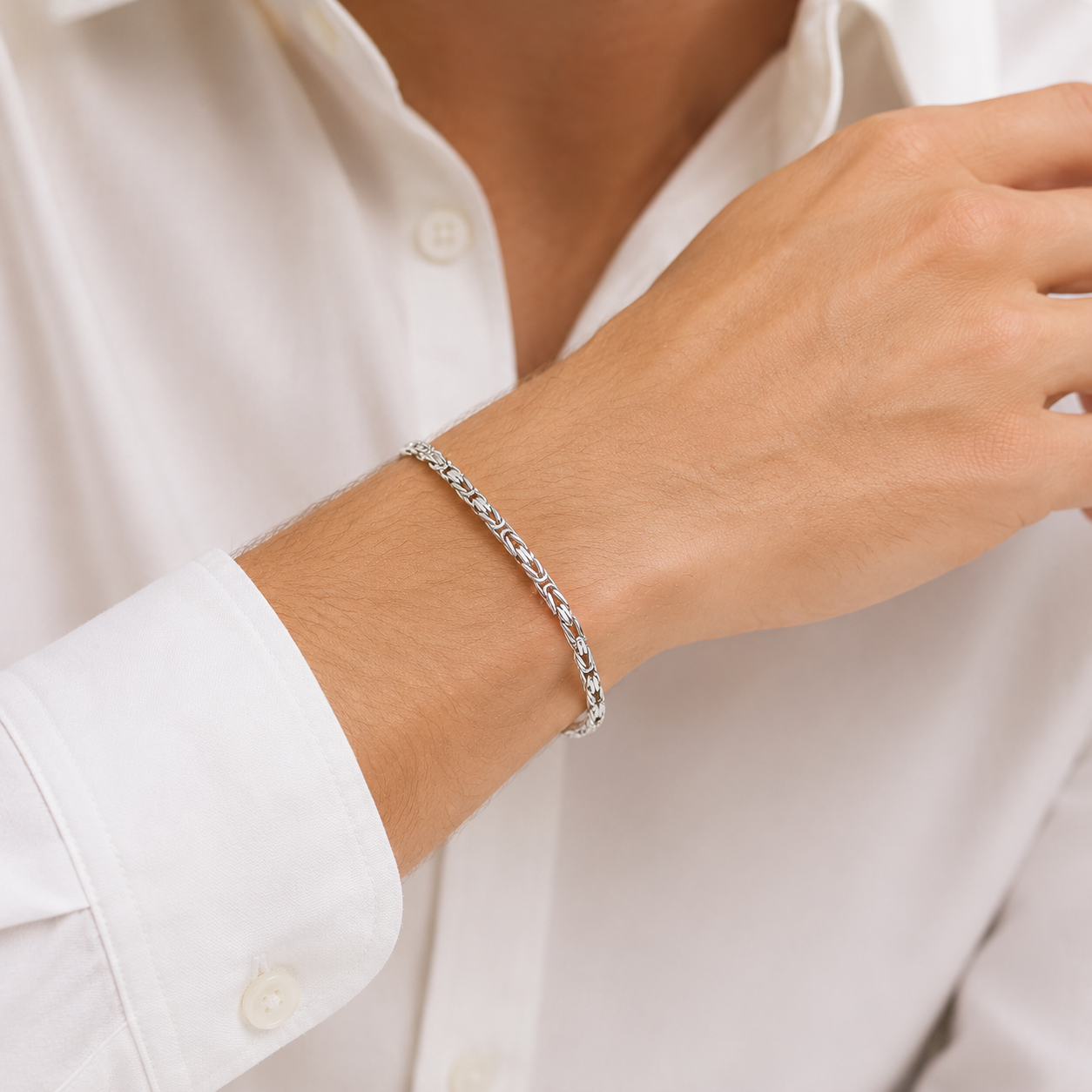 Entdecken Sie exklusives Handwerk bei Silber-Paradies.com – unser 3 mm breites Königskette-Armband aus 925er Sterlingsilber.
Dieses elegante Schmuckstück kombiniert zeitlose Eleganz mit modernem Design, perfekt für jeden Anlass. Jedes Glied reflektiert das Licht auf eine Weise, die Schönheit und Qualität unseres Silbers hervorhebt. Ein Must-Have für Liebhaber feiner Silberschmuckstücke.