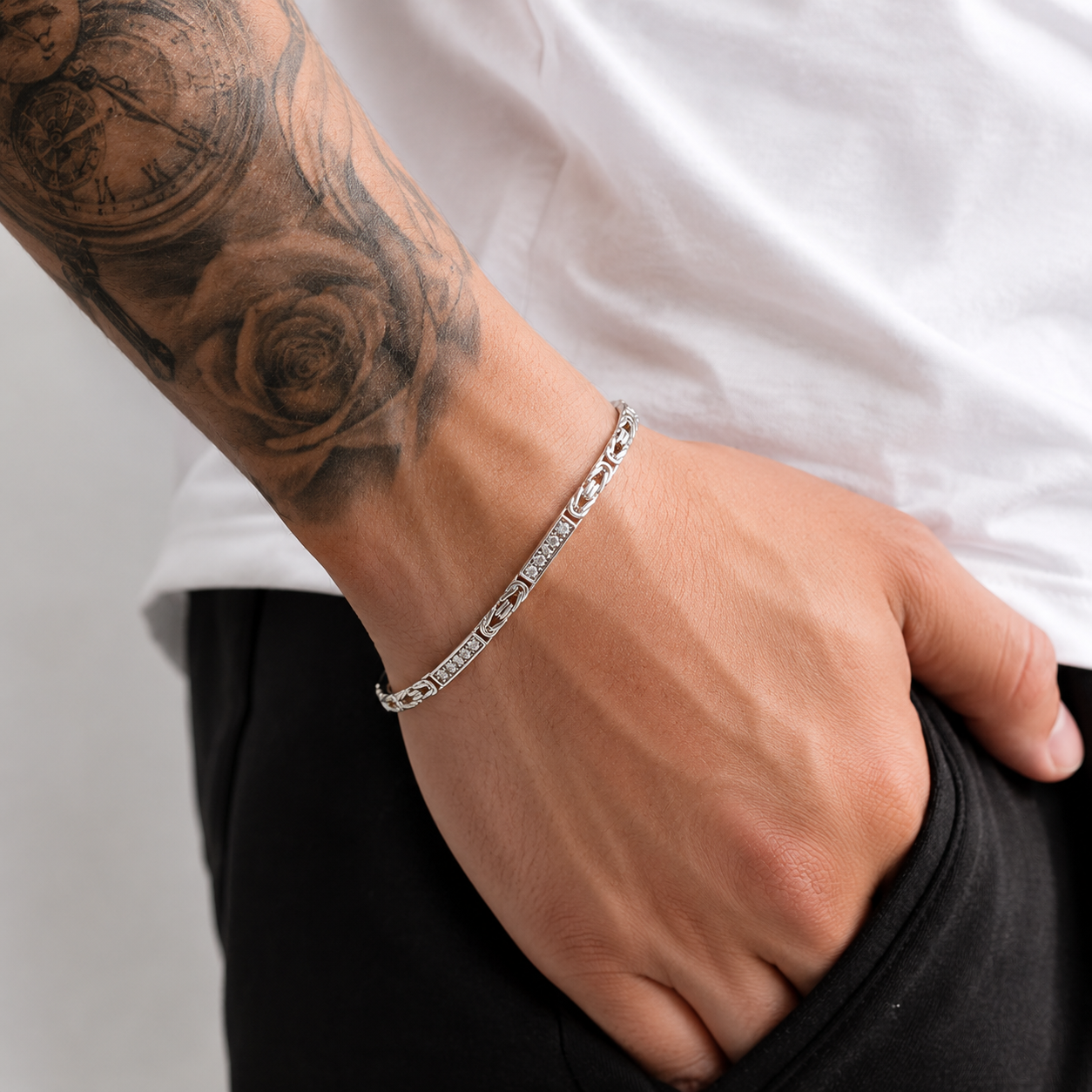 Durch die Fertigung aus echtem 925 Sterling Silber ist das Armband besonders langlebig, widerstandsfähig und hautfreundlich. Die präzise eingearbeiteten Steine verleihen dem Schmuckstück ein intensives Funkeln, das jede Bewegung reflektiert. Mit dem stabilen Karabinerverschluss bleibt das Armband jederzeit sicher am Handgelenk.