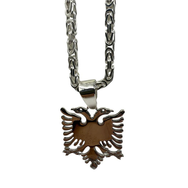 Diese exklusive Königskette aus hochwertigem 925er Sterling Silber vereint Stärke, Stolz und Tradition in einem kraftvollen Design. Das Highlight der Kette ist der detailreiche Anhänger in Form des doppelköpfigen Adlers – ein kraftvolles Symbol mit tiefer kultureller Bedeutung, das für Mut, Freiheit und Zusammenhalt steht.