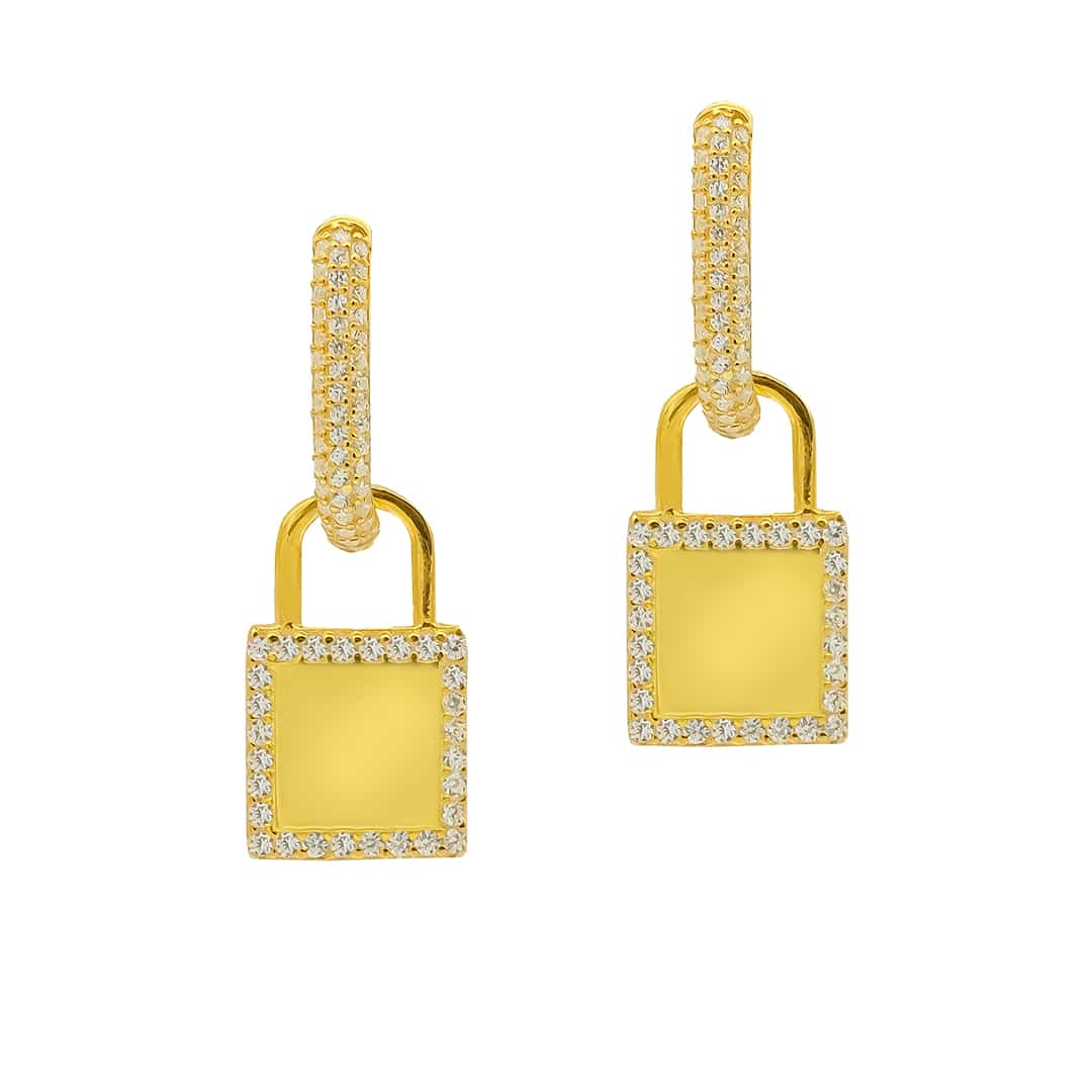 Verleihe deinem Look eine luxuriöse Ausstrahlung mit den Lock Stones Earrings aus 925 Sterling Silber! Diese stilvollen Ohrringe kombinieren elegantes Design mit funkelnden Zirkonia-Steinen, die das Licht atemberaubend reflektieren. Ein perfektes Accessoire für einen zeitlosen und glamourösen Look.