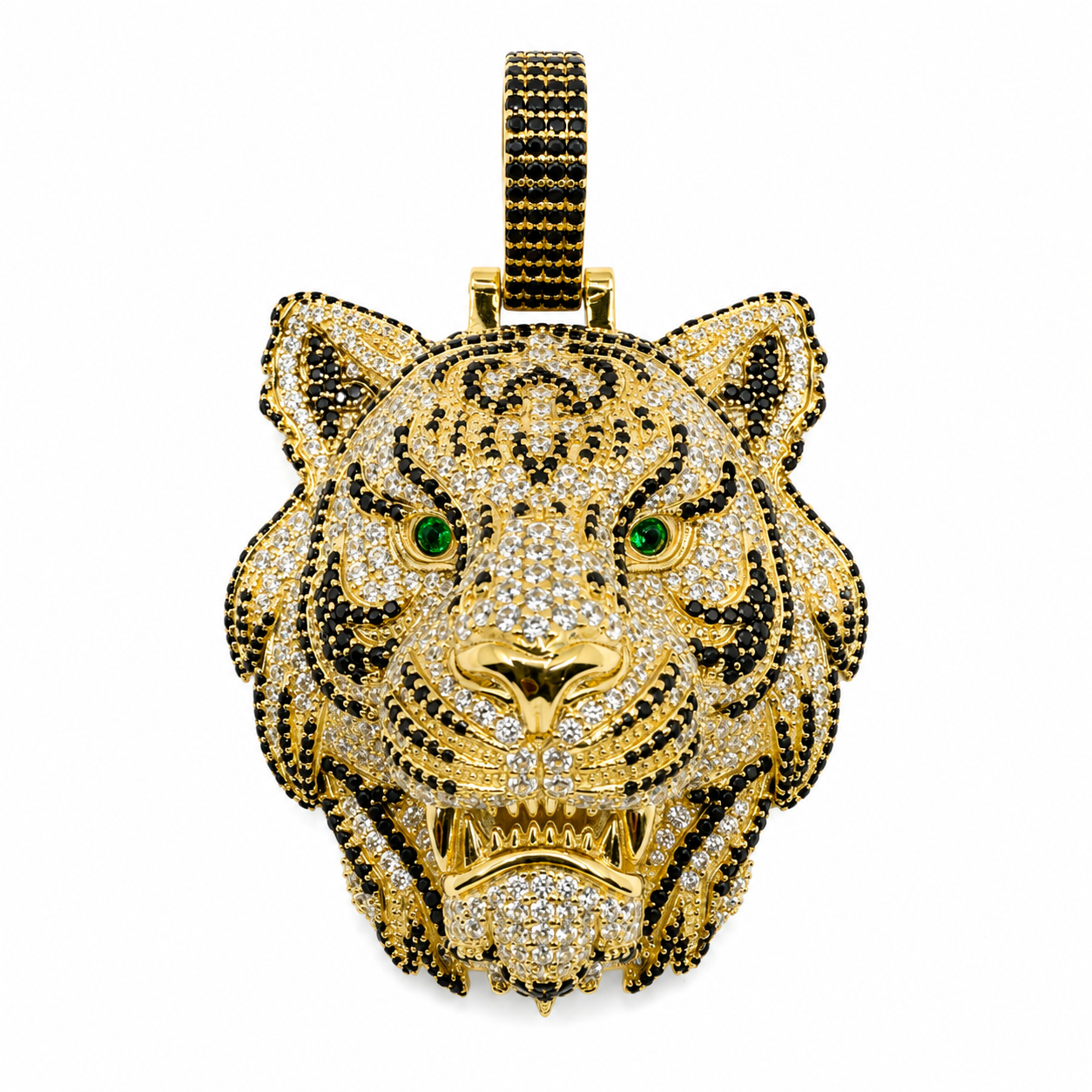 Löwe Mit Grünen Augen Ein außergewöhnlicher 3D Löwen Anhänger für alle, die auffälligen und luxuriösen Schmuck lieben. Der massive Löwenkopf besteht aus 925 Sterling Silber und ist hochwertig 18K Gold vergoldet.