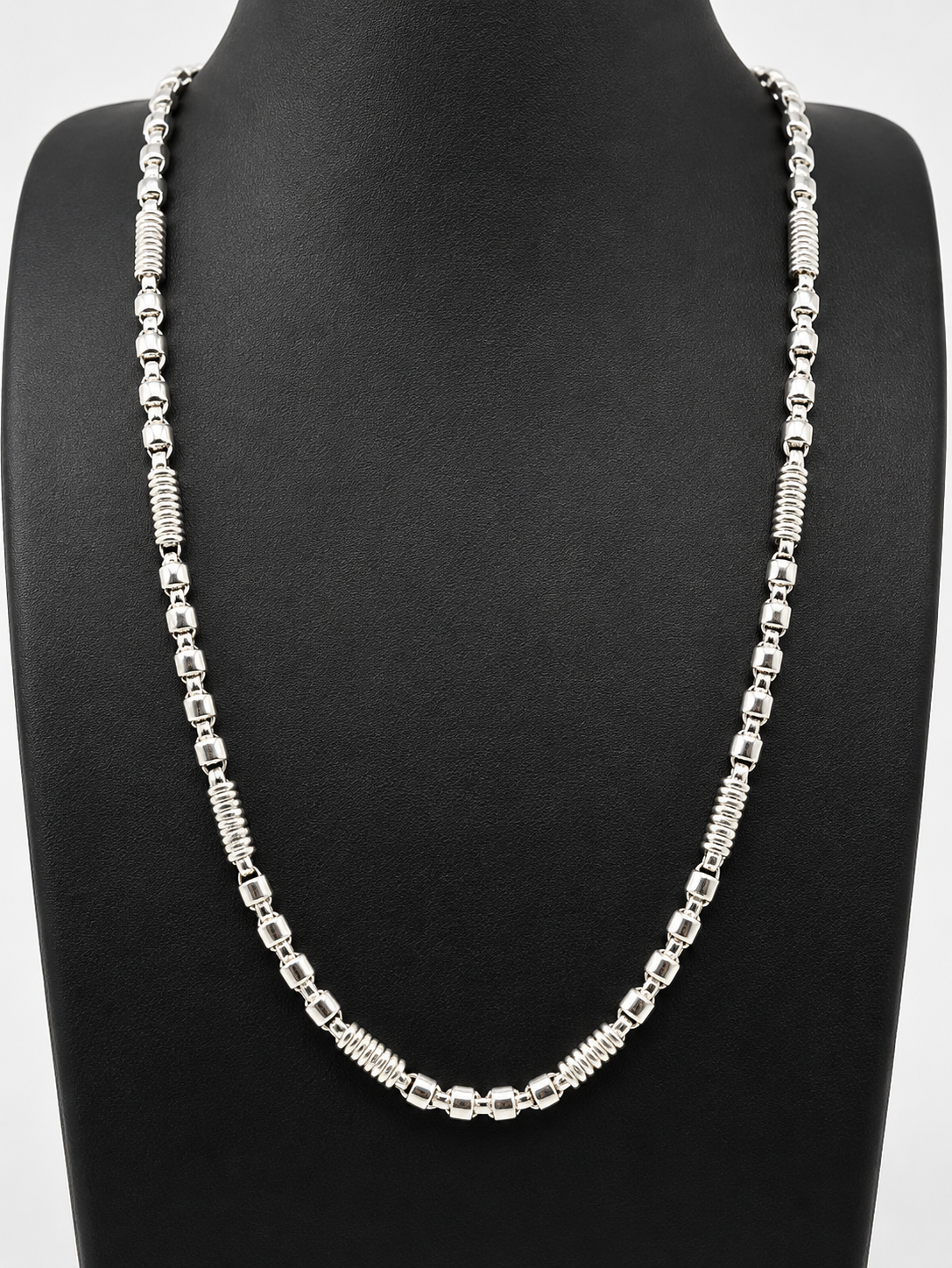 Monte Carlo 2.0 Kette aus massivem 925 Sterling Silber, 4 mm breit, 28 Gramm schwer. Elegante Unisex-Silberkette mit Hochglanz-Finish und hochwertigem Karabinerverschluss.