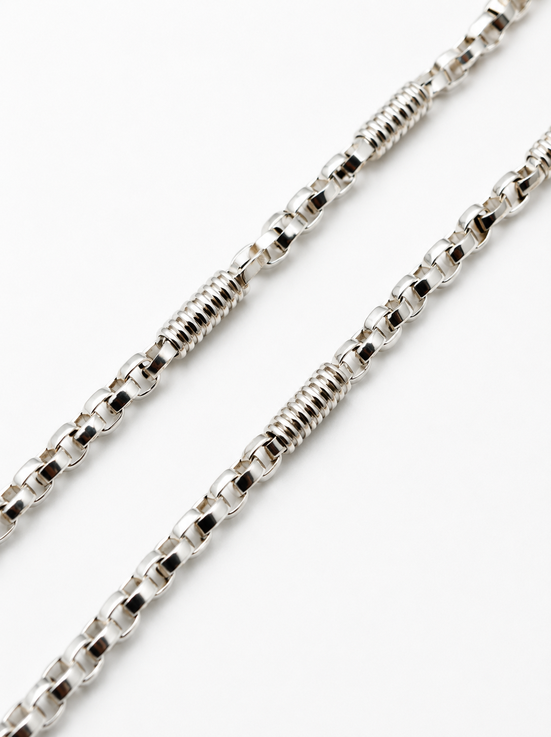 Monte Carlo 2.0 Kette aus massivem 925 Sterling Silber, 4 mm breit, hochglanzpoliert, mit dekorativen Zwischenelementen und Karabinerverschluss.