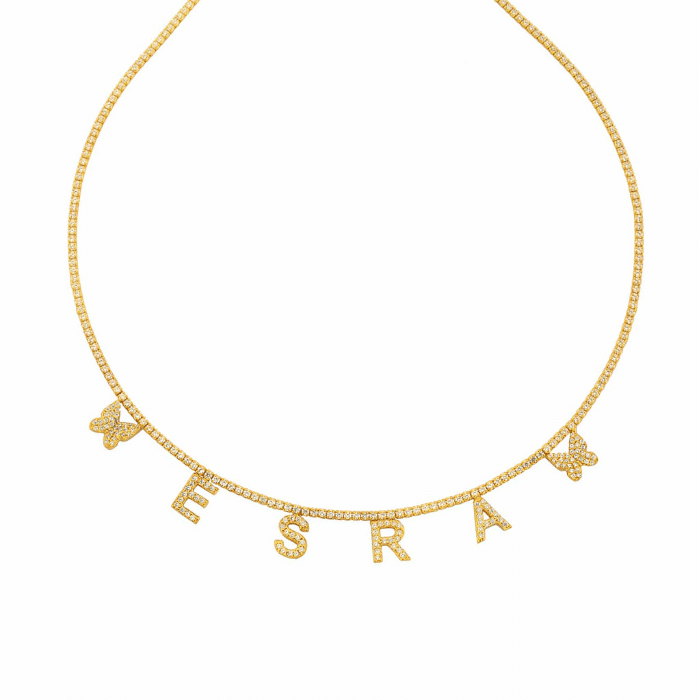 Setze ein individuelles Statement mit der Namenskette Iced Out aus 925 Sterling Silber! Diese luxuriöse personalisierbare Kette ist mit hochwertigen, funkelnden Zirkonia-Steinen besetzt und sorgt für einen strahlenden Look. Dein Name oder Wunschtext wird in einem auffälligen Iced Out Design gefertigt, das für Exklusivität, Glamour und Selbstbewusstsein steht.