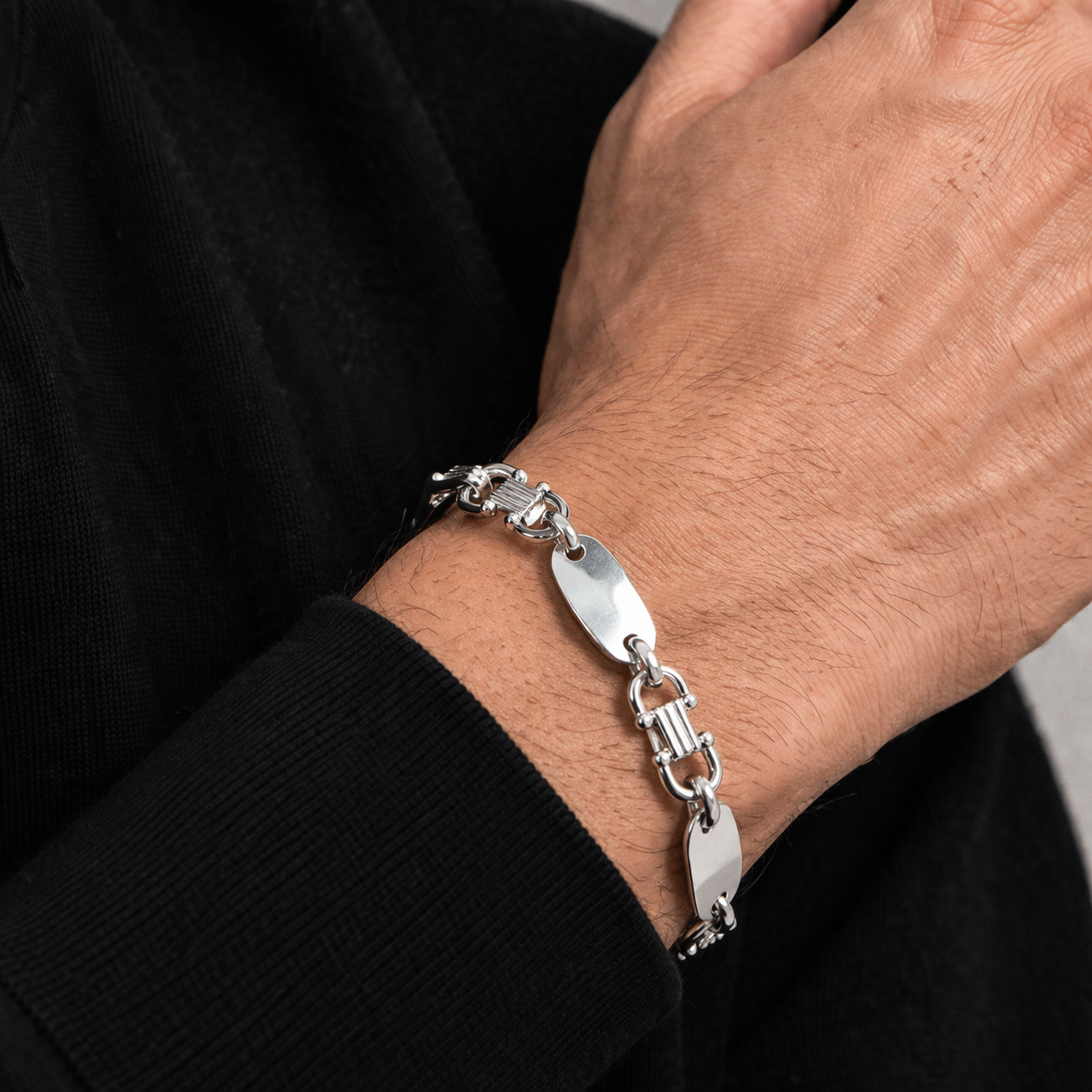Stilvolles 925er Silber Plattenketten-Armband, 12 mm breit, vereint Eleganz und modernes Design. Ideal für den täglichen Glanz oder besondere Anlässe