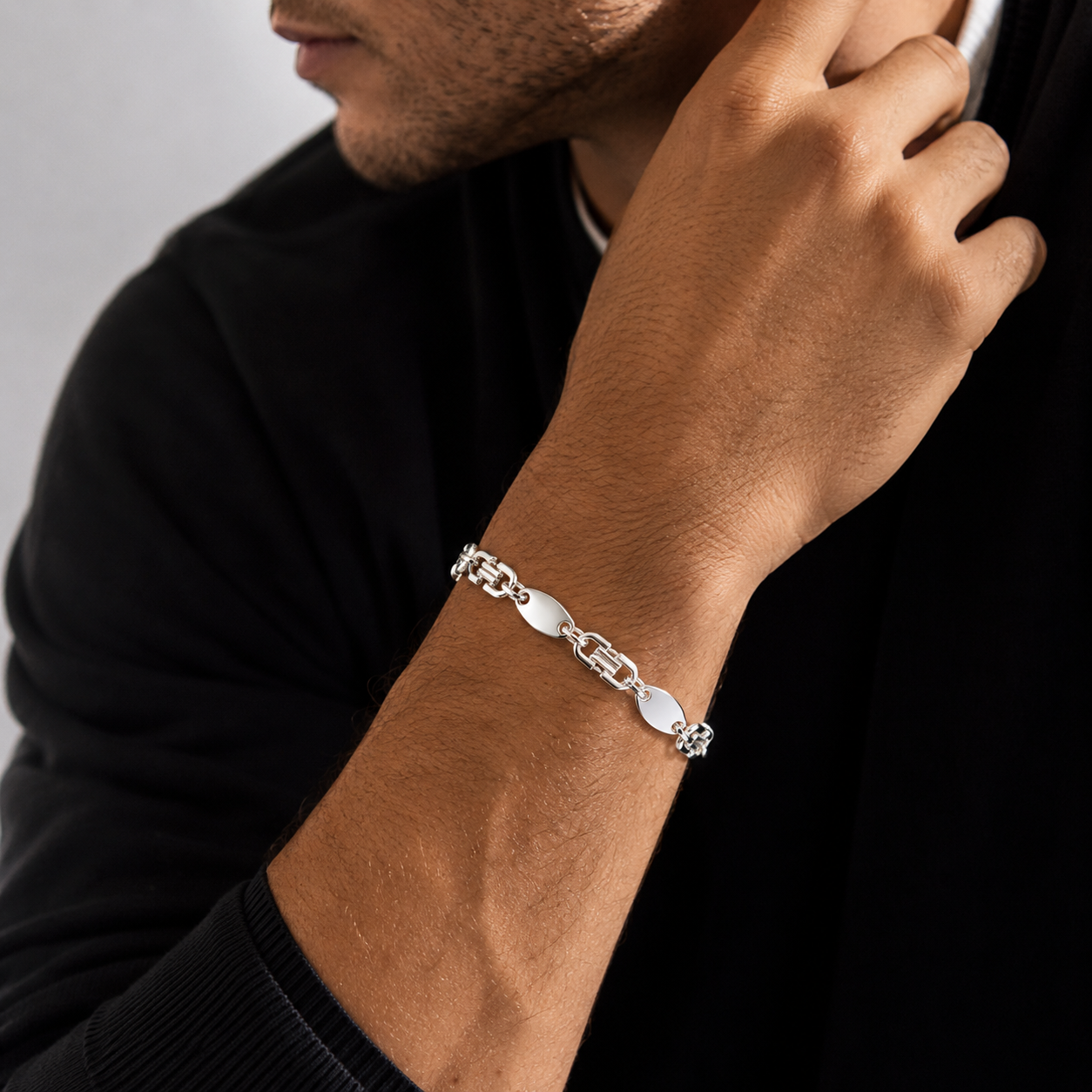Plattenkette Armband 6.5 mm aus Silber, getragen am männlichen Handgelenk,