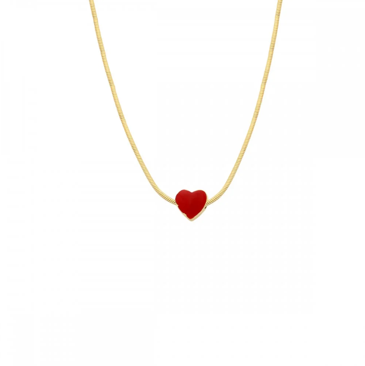 Verleihe deinem Look eine romantische Note mit unserer eleganten Herz-Halskette aus 925er Silber. Das stilvolle Design mit einem strahlend roten Herzanhänger steht für Liebe, Leidenschaft und Eleganz. Der Anhänger besteht aus hochwertigem, facettiertem Zirkonia-Stein, der in einem fein gearbeiteten Silberrahmen eingefasst ist.