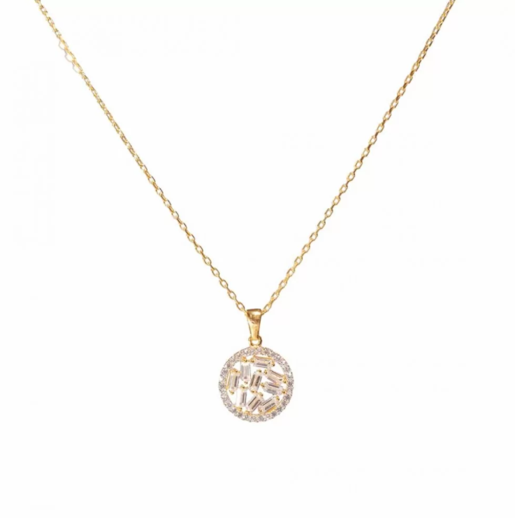 Die Solana Zirkonia Kette Silber 925 ist ein elegantes Schmuckstück, das modernen Stil mit klassischer Eleganz verbindet. Gefertigt aus hochwertigem 925er Silber, überzeugt diese Kette durch ihre filigrane Verarbeitung und den funkelnden Akzent der edlen Zirkonia-Steine. Die präzise handgefertigte Kette schmiegt sich sanft an den Hals und setzt mit ihrem stilvollen Anhänger strahlende Akzente, die das Licht in atemberaubenden Reflexionen einfangen.