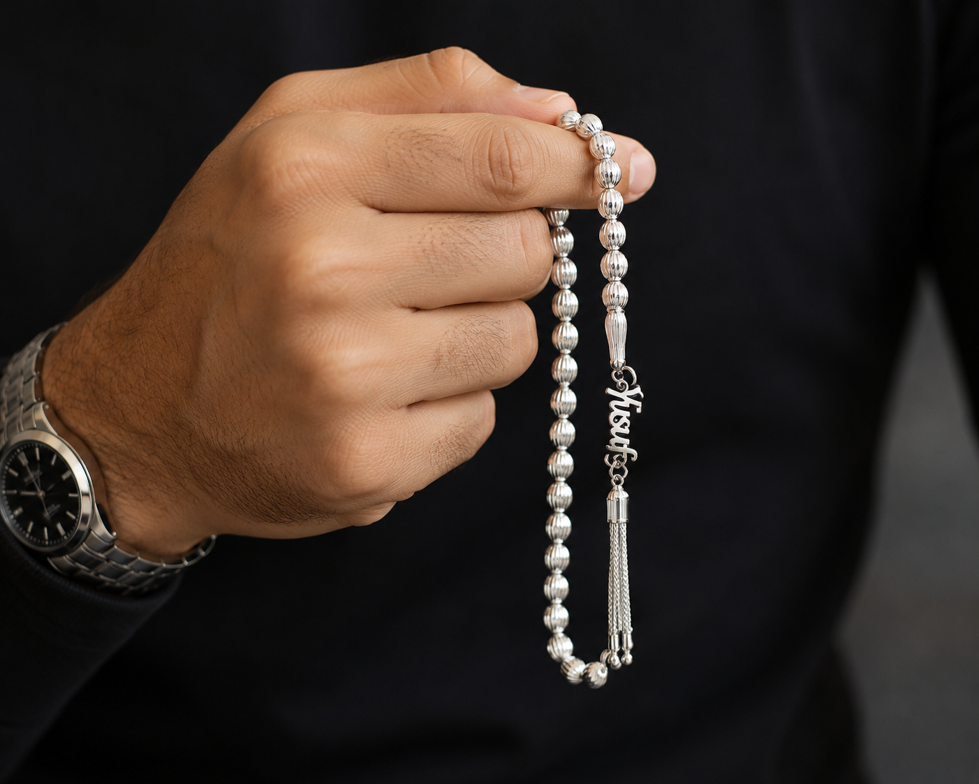 Exklusive TESBIH aus 925 Sterling Silber mit individueller Namensgravur. Hochwertige Silberperlen, edle Verarbeitung und personalisierbares Design – das perfekte Geschenk für jeden Anlass.