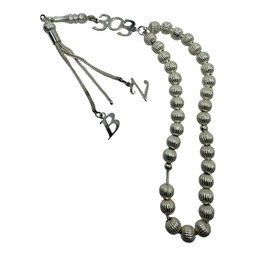 Diese edle Tesbih aus echtem 925 Sterling Silber vereint klassische Eleganz mit individueller Note.
Gestalte deine Gebetskette ganz persönlich – mit deinem Wunschbuchstaben und deiner Lieblingszahl.
Perfekt als Geschenk oder als besonderes Accessoire für dich selbst.